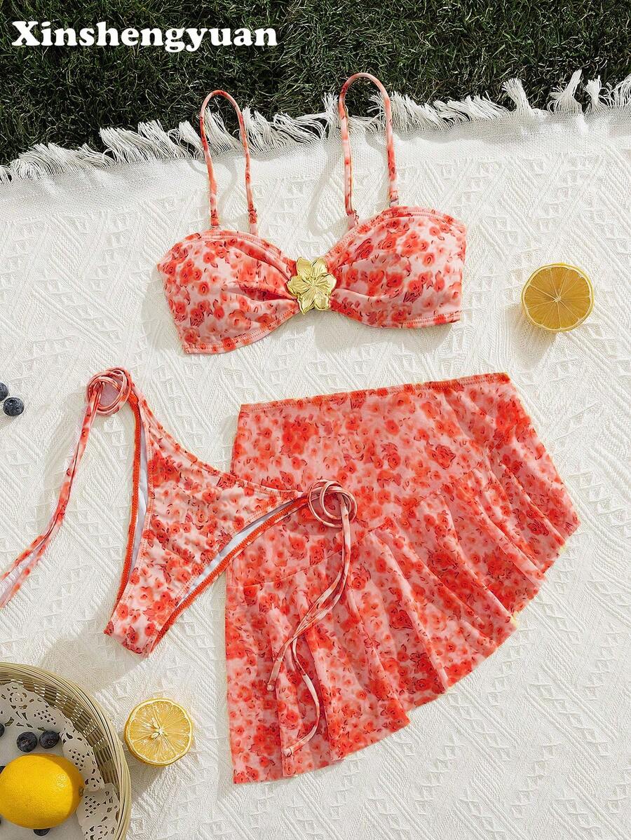 3件套新年/情人节服装，侧系带女士下装，荷叶边褶皱裙，可爱休闲碎花印花抹胸高衩比基尼配裙，女士不对称细肩带泳衣，中间金属装饰，可拆卸泳垫，节日套装，夏季阳光沙滩装，冬季温泉泳装泳裤。 - 彩色 - 查看 1