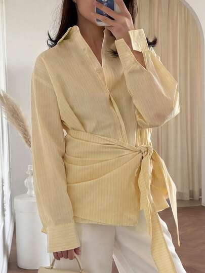 قميص كاجوال بأكمام طويلة مخطط باللون الأصفر الفاتح مع ربطة خصر، مناسب للارتداء اليومي والعطلات والمناسبات