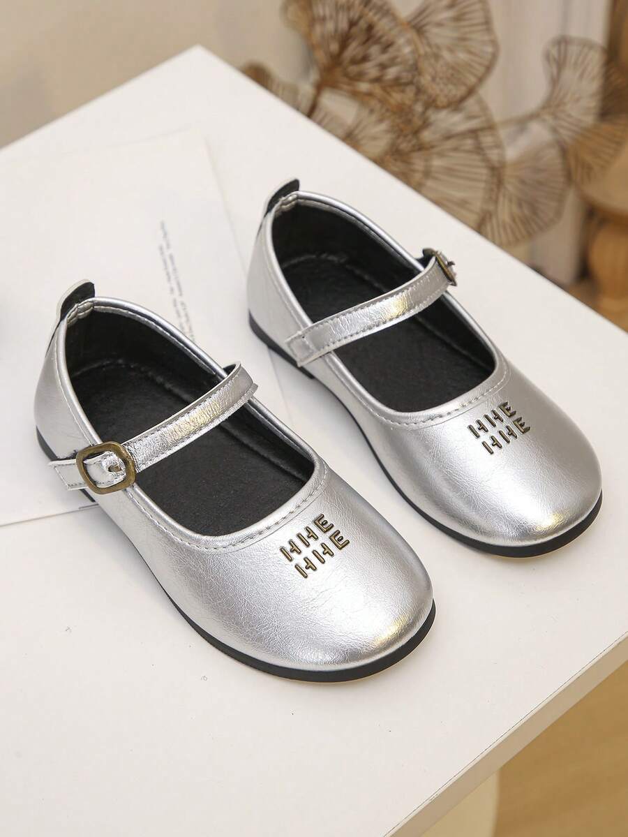 1双女童玛丽珍平底鞋，金属银色圆头搭扣平底鞋，适合日常穿着 - 銀色 - 查看 1