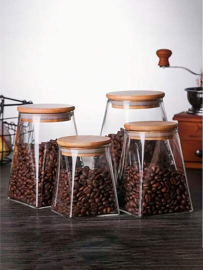 1 hộp đựng bằng thủy tinh borosilicate cao cấp, chịu nhiệt, trong suốt giúp dễ dàng nhìn thấy bên trong; nắp bằng tre và gỗ có gioăng silicon giúp chống ẩm tốt. Thiết kế hình tứ giác/hình thang bất đối xứng (hình tròn bầu trời, hình vuông đất).