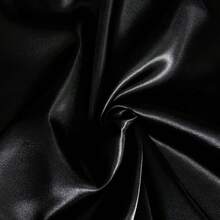 2 件装黑色奢华缎面枕套，柔软透气，抗皱，呵护秀发和肌肤，提升睡眠质量。仅含枕套，不含枕芯，丝滑柔顺，超柔软透气，可机洗。馈赠亲友、旅行的理想之选。信封式开口，清凉舒适，奢华寝具枕套，超柔软酒店枕套，适用于标准双人床、大号双人床、特大号双人床。 - 黑色 - 查看 7
