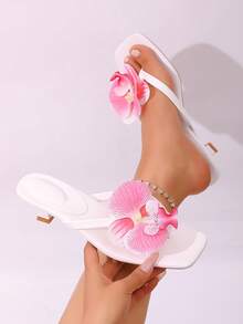 2026新款女士高跟露趾凉鞋，夏季黑白皮革鞋面细高跟蝴蝶兰花人字拖时尚性感拖鞋 - 白色 - 查看 1