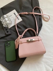 一款精致小巧的浅粉色女士手提包，饰以优雅的丝巾；一款时尚精致的单肩包，配以精美的金属配件和肩带设计；一款简约百搭的都市通勤风格可调节肩带斜挎包。 - 粉色 - 查看 6