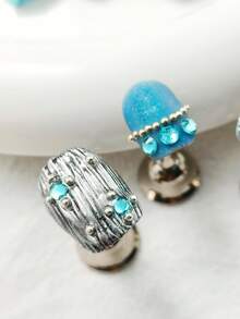 10片复古宫廷风美甲贴纸套装，包含红色、浅蓝色、白色、棕色、金色和闪光款式，饰有3D手工海星、贝壳装饰、波浪纹、3D立体花卉雕刻和银链元素，适合派对妆容和日常佩戴。套装包含免费美甲凝胶贴纸和指甲锉。美甲用品 - 霧霾藍 - 查看 8