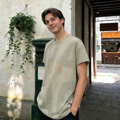 男士休闲字母印花短袖T恤，适合户外夏季穿着