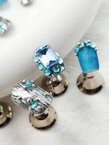 10片复古宫廷风美甲贴纸套装，包含红色、浅蓝色、白色、棕色、金色和闪光款式，饰有3D手工海星、贝壳装饰、波浪纹、3D立体花卉雕刻和银链元素，适合派对妆容和日常佩戴。套装包含免费美甲凝胶贴纸和指甲锉。美甲用品 - 霧霾藍 - 查看 7