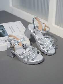 1双银色厚底女童凉鞋，亮面编织皮革鞋带设计，经典镂空搭扣装饰配水晶吊坠，简约圆头厚底防滑可爱沙滩凉鞋，适合3-15岁女孩，日常休闲、沙滩、度假、派对、春夏穿着。 - 銀色 - 查看 5