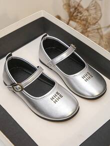 1双女童玛丽珍平底鞋，金属银色圆头搭扣平底鞋，适合日常穿着 - 銀色 - 查看 5