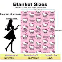 SANRIO 这是一条Hello Kitty主题的法兰绒毯。Hello Kitty身穿格子连衣裙，系着粉色蝴蝶结，点缀着粉色爱心，更添少女气息和治愈感。浅粉色调和爱心元素强化了这种甜美治愈的感觉。满版印花设计视觉饱满，富有韵律感。毯子温暖柔软，可用作沙发毯、午睡毯或床上装饰。 - 彩色 - 查看 16