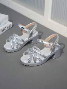 1双银色厚底女童凉鞋，亮面编织皮革鞋带设计，经典镂空搭扣装饰配水晶吊坠，简约圆头厚底防滑可爱沙滩凉鞋，适合3-15岁女孩，日常休闲、沙滩、度假、派对、春夏穿着。 - 銀色 - 查看 2