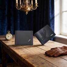 男士经典商务简约皮具四件套，包含两个钱包和两条皮带，PU材质，一套日常使用，一套备用。是送给父亲、自己、岳父、兄弟、朋友或情侣的完美礼物——双倍的爱意，一次下单，双倍满足。 - 黑色 - 查看 7