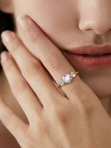 1枚1克拉三钻经典莫桑石结婚戒指，S925纯银，永恒浪漫的订婚戒指、承诺戒指、周年纪念戒指，精致女士珠宝礼物，情人节礼物 - 三鑽莫桑戒指-1ct - 查看 4