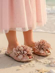 1双女童3D立体花朵装饰平底凉鞋，优雅日常休闲及正式场合皆宜，雪纺花朵搭配网纱刺绣，可爱易穿脱，适合2-15岁女孩及儿童，夏季郊游、海滩、秋季、度假、派对、返校、节日等场合均可穿着。