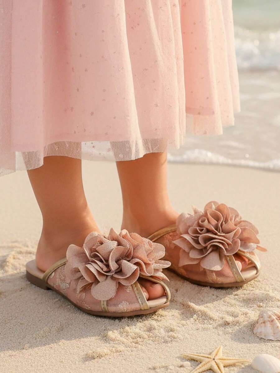 1双女童3D立体花朵装饰平底凉鞋，优雅日常休闲及正式场合皆宜，雪纺花朵搭配网纱刺绣，可爱易穿脱，适合2-15岁女孩及儿童，夏季郊游、海滩、秋季、度假、派对、返校、节日等场合均可穿着。
