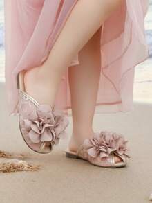 1双女童3D立体花朵装饰平底凉鞋，优雅日常休闲及正式场合皆宜，雪纺花朵搭配网纱刺绣，可爱易穿脱，适合2-15岁女孩及儿童，夏季郊游、海滩、秋季、度假、派对、返校、节日等场合均可穿着。