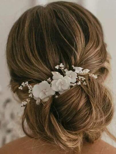 1件复古白色陶瓷花朵发梳，时尚发饰，适合汉服、摄影等场合。