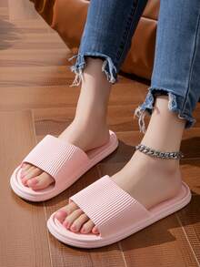 一双男女通用家居拖鞋,多种颜色可选,时尚百搭,舒适柔软的粉色条纹厚底防滑防臭EVA女士浴室拖鞋,适合浴室使用,是沐浴和洗脚的理想之选。这款拖鞋采用EVA材质,柔软舒适,速干,也可作为夏季拖鞋穿着。 - 多色 - 查看 30