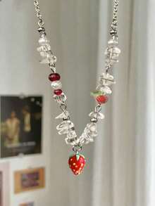 1件草莓项链，甜叶草莓串珠吊坠项链，适合女性佩戴，适合大多数人，可作为送给女朋友、节日、情人节的礼物，也适合圣诞节装饰。