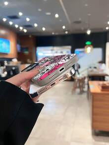 Diseño urbano con grafiti rosa. Esta elegante funda es compatible con los modelos  17, 16, 15, 14 Pro Max, 13, 12, 11, XR y XS Plus. Fabricada en silicona TPU, ofrece protección contra golpes y caídas, además de una sensación superior. Es un regalo ideal para familiares, amigos y seres queridos, y la opción perfecta para San Valentín.fundas para ,fundas,accesorios para celular,fundas para celular,fundas para  13,funda  13,funda  16,funda  17 pro max,funda  15,fundas para  16,fundas  11,fundas - Negro - Ver 5