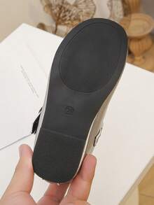 1双女童玛丽珍平底鞋，金属银色圆头搭扣平底鞋，适合日常穿着 - 銀色 - 查看 6