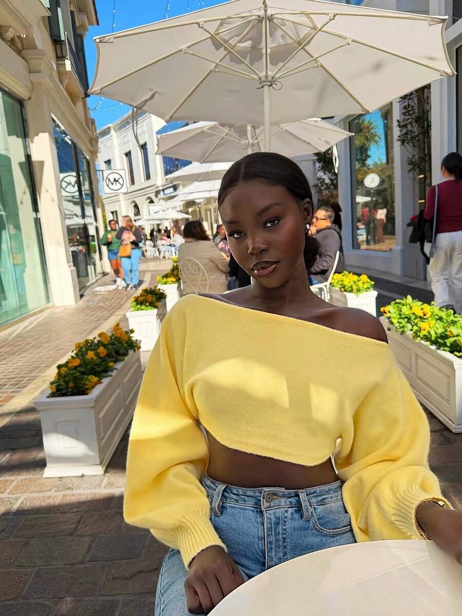 Áo len dệt kim tay dài dáng ngắn VIBEWAVE với vai bất đối xứng, phong cách thanh lịch và tối giản. - Màu vàng - Xem 1