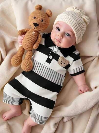 Bộ áo liền quần ngắn tay cổ sọc đen trắng thêu hình gấu cho bé trai mùa hè, kiểu dáng thời trang giản dị dễ thương.