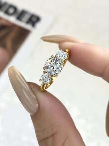 1枚1克拉三钻经典莫桑石结婚戒指，S925纯银，永恒浪漫的订婚戒指、承诺戒指、周年纪念戒指，精致女士珠宝礼物，情人节礼物 - 三鑽莫桑戒指-1ct - 查看 2