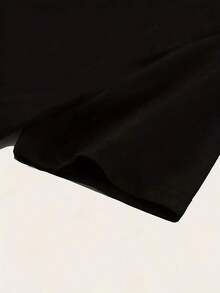 Y2K-Style Women's Cropped T-Shirt Top. Black Crop Top For Women With Pink Lips And "That Girl" Print - Black - View 5