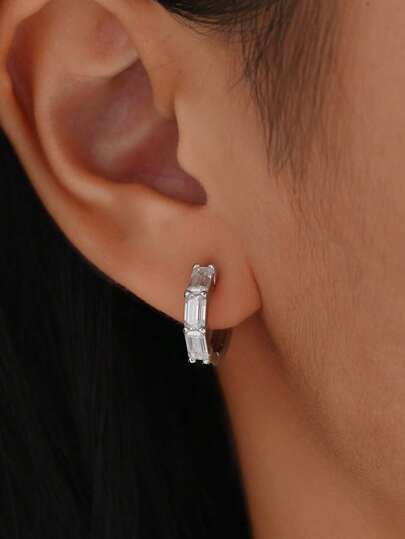 一对优雅别致的S925纯银立方氧化锆耳环，百搭日常时尚配饰，适合女性佩戴。
