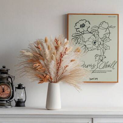 1束干花保鲜花束，包含尤加利叶、兔尾草和满天星，红色调，适合情人节、母亲节、婚礼、家居、客厅和咖啡厅装饰等场合。