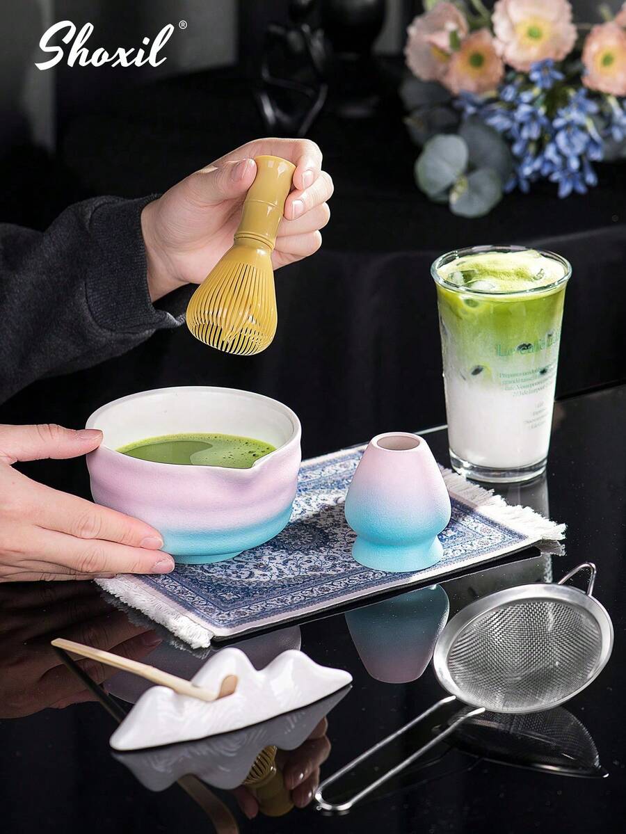 shoxil 一套渐变粉蓝抹茶茶道用具——包含传统日式抹茶碗(茶筅)、竹制抹茶筅及底座、竹制茶勺及勺柄、不锈钢茶叶滤网、抹茶杯及杯垫。这套用具完美融合了传统工具与时尚渐变设计,是制作正宗日式抹茶的理想之选。 - 抹茶碗套裝 - 查看 1