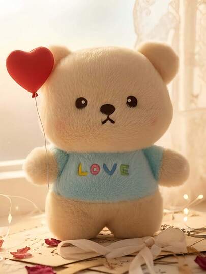 这款米色泰迪熊毛绒玩具采用超柔软短毛绒面料制成，顶部绣有色彩鲜艳的“LOVE”字样，并配有可爱的钥匙扣，适合作为抓娃娃机奖品或促销礼品。玩具造型可爱，顶部绣有浅蓝色“LOVE”字样。