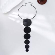 1pc Minimalist Dark Ombre Circular Pendant Necklace, Suitable For Women's Daily Wear, Personalized Styling, Luxury Party And Other Occasions - Black - View 2