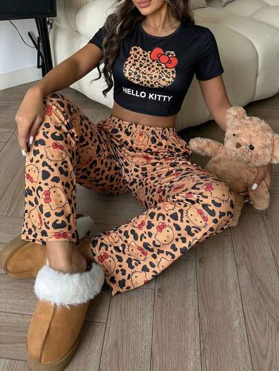 SANRIO Conjunto de 2 peças com estampa de gatinhos KT: blusa de manga curta + calça em tecido de seda leitosa. Ideal para primavera/verão.