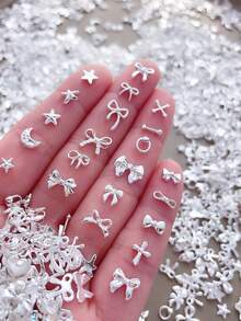 Bộ 50/100 món trang trí móng tay mini, bao gồm các mặt dây chuyền hình trăng khuyết, nơ, sao, thánh giá màu bạc, phong cách tối giản Y2K bằng kim loại, phù hợp cho nhiều mục đích tự làm phụ kiện nghệ thuật móng tay. - Nhiều màu - Xem 2