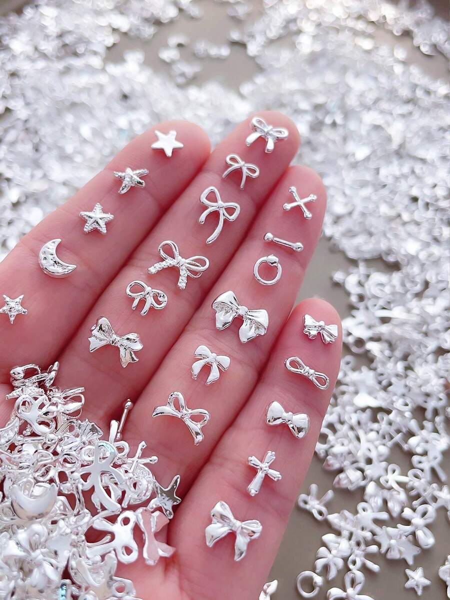 Bộ 50/100 món trang trí móng tay mini, bao gồm các mặt dây chuyền hình trăng khuyết, nơ, sao, thánh giá màu bạc, phong cách tối giản Y2K bằng kim loại, phù hợp cho nhiều mục đích tự làm phụ kiện nghệ thuật móng tay.