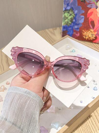 1副女童（3-8岁）复古可爱猫眼造型眼镜，镜框采用聚碳酸酯材质，带有闪亮的翅膀图案，适合户外日常穿搭，附赠眼镜盒。