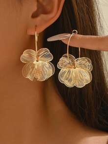 2pcs Charming Gold Plated Hollow Floral Hoop Earrings, Elegant Gold Flower Stud Earrings, Suitable For Bridesmaids Wear, Daily Wear, Valentine's Day Gift, Beach Holiday Accessory - Yellow Gold - View 6