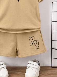 Conjunto de camiseta de manga corta con cuello redondo y estampado de letras, y pantalones cortos para niño - Caqui - Ver 3