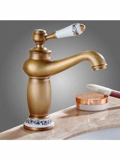 حنفية نحاسية عتيقة مع بورسلين أزرق وأبيض، خلاط طويل العنق مع ماء بارد وساخن لحوض الحمام والمطبخ