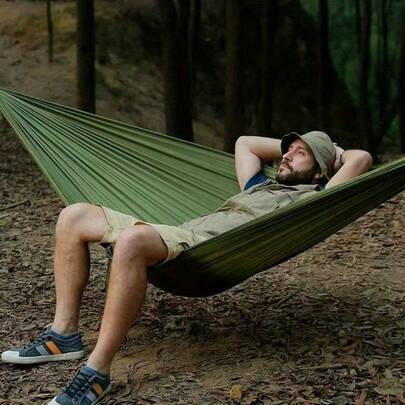 1套 有了我们这款结实耐用的便携式露营吊床，您可以安心享受露营时光。加固的三重缝合尼龙带确保它能够承受两个人或重型装备的重量，而防锈钢制登山扣则能将其牢固地连接到树木或柱子上。露营装备，露营必备品