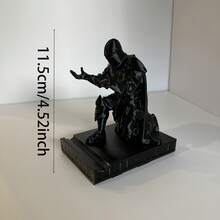 骑士笔筒：一款引人注目的雕塑作品，为您的办公桌增添一抹史诗般的奇幻气息。它描绘了一位中世纪骑士将羽毛笔如同利剑般献给国王的场景，象征着荣誉、忠诚和文字的力量。对于那些欣赏办公室或书房中独特装饰摆设的人来说，这款笔筒堪称完美之选。办公桌配件 办公桌用品 办公装饰 办公配件 - Knight Pen Holder - 查看 4