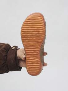 女款寬楦大尺碼鏤空金屬扣寬版楔跟涼鞋，時尚棕色 H 型鏤空拖鞋，休閒夏季日常度假沙灘涼鞋，白色 PU 一腳蹬涼鞋，大尺碼女鞋 - 褐色磨砂 - 查看 9