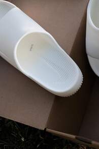 Nike Calm Slide Lightweight & Comfortable Slip-On Sandals, Men, Sail White, 2025 Summer New CALM SLIDE Thick Sole Slide Sandals, FD4116-100 - White - View 3