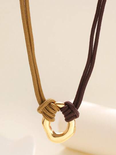 1条不对称双色打结项链，时尚简约设计，男女皆宜，适合日常佩戴、聚会和通勤。