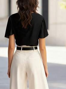Elegantes Damen Bootausschnitt Oberteil mit kurzen Volantärmeln aus schwarzem Webstoff in Regular Fit für stilvolle Frauen - Schwarz - Übersicht 4