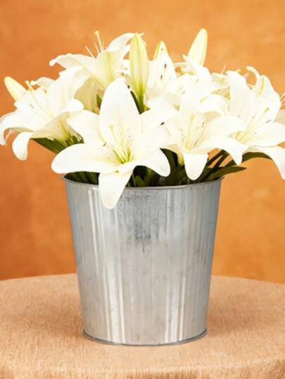 北欧风格竖条纹镀锌铁花盆，简约金属花桶，适合种植金鱼草、香草、多肉植物等植物，深度适合盆栽，也可用于收纳、装饰或作为冰桶，多功能设计最大限度地利用空间。