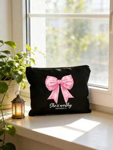 粉色蝴蝶结印花化妆包，优雅女士洗漱包，印有“她值得拥有”字样，便携式化妆品收纳包，时尚旅行配件，拉链化妆包，可收纳化妆品、刷子、配件，适用于度假、酒店、办公室、浴室等场合。可作为礼物送给朋友、姐妹，生日礼物、斋月礼物、婚礼用品、复活节礼物、伴娘回礼。 - 彩色 - 查看 5