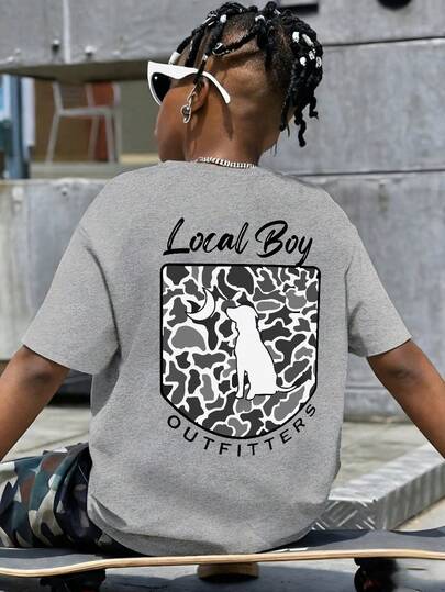 男童休闲圆领短袖T恤，印有“Local Boy”和“OUTFITTERS”字样，以及动物（狗）图案，时尚百搭，适合青少年街头穿着，春夏款。