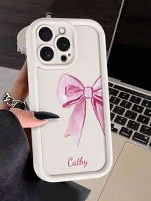 Coque de téléphone personnalisable avec texte et nœud papillon, protection intégrale, en silicone souple mat sablé, motif haute définition, compatible avec iPhone 17 Air 16 15 14 13 12 11 Pro Max, Galaxy S25 24 23 Ultra FE A55 54 35 et autres modèles. Fabriquée en polycarbonate rigide, résistante aux rayures et aux traces de doigts. Cadeau personnalisé idéal pour un frère, un anniversaire, un anniversaire de mariage, un ami, la famille ou un couple. Convient pour les loisirs, les cadeaux commémoratifs et une utilisation quotidienne. - Blanc - Voir 5